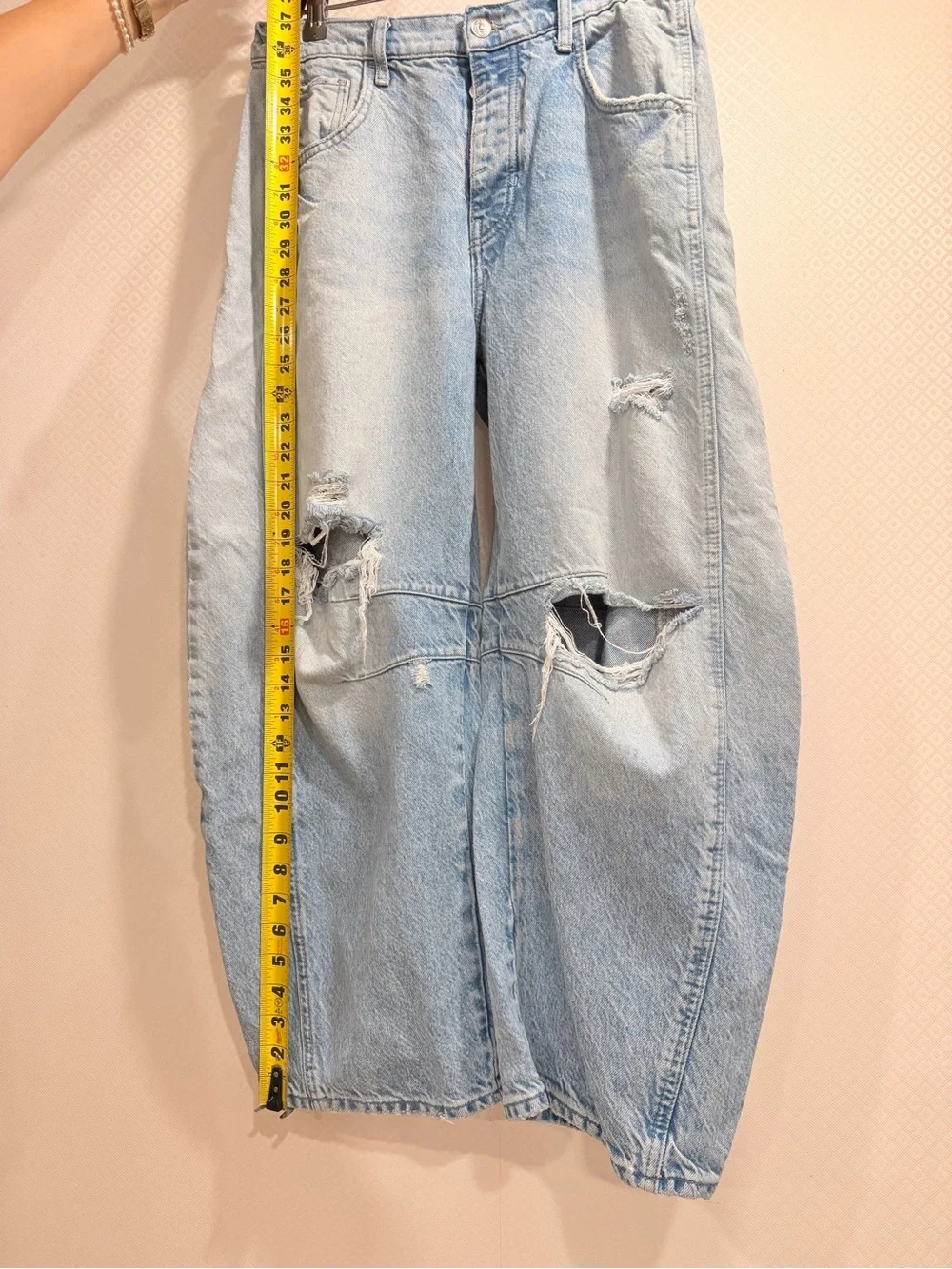 Free People We The Free Distressed Barrel Jeans  Light Wash Wide-Leg Jeans Sz 27